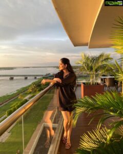 Ahana Kumar Instagram - Today’s Golden Hour , Sunset and Night-Fall 🖤 Wearing @wearshush ✨ Kochi, India
