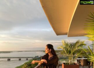Ahana Kumar Instagram - Today’s Golden Hour , Sunset and Night-Fall 🖤 Wearing @wearshush ✨ Kochi, India