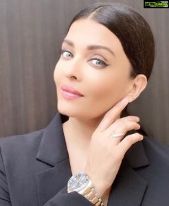 Aishwarya Rai Instagram - ✨🎊Here’s wishing ALL a very Happy Raksha Bandhan💝✨ Treasure TIME with your siblings, seize the moment and create Special memories 🎊✨#Longines #HydroConquest #EleganceisanAttitude