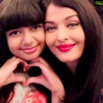 Aishwarya Rai Instagram - ✨🥰Here’s wishing you all a very 🌟🎊💖Happy New Year 🎊with lots of Love, Peace, Good Health and Happiness God Bless❣️💝🤗🧿🌈✨
