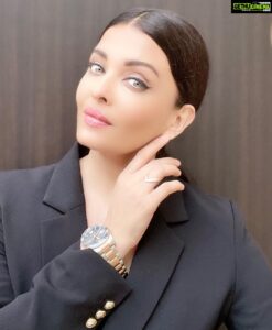 Aishwarya Rai Instagram - ✨🎊Here’s wishing ALL a very Happy Raksha Bandhan💝✨ Treasure TIME with your siblings, seize the moment and create Special memories 🎊✨#Longines #HydroConquest #EleganceisanAttitude