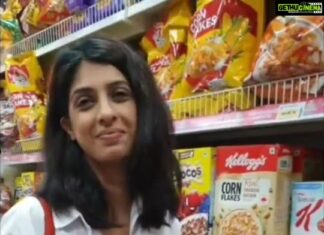 Aishwarya Sakhuja Instagram - Hi Guys #reelsinstagram #reelsofindia #reelkarofeelkaro #reelsvideo #reels #reelitfeelit #instareels #instagramcomedy #instacomedy #pj #jokesofinstagram #imajoking #funny #funnyshopping #tummujhetangkarnelageho #roash