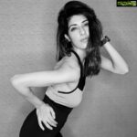 Aishwarya Sakhuja Instagram - You gotta hold on baby You gotta hold on😊❤❤ #aishwaryasakhuja #healthandwellness #nutrition #actor #actorslife #homeshoot #anchor #life #t1dwarriors💉🙏💓 #t1dwarrior #type1diabetes