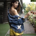 Aishwarya Sakhuja Instagram - The weekend of the year is here. Something about the month December, makes me lazy n motivated all at the same time ❤❤❤ #aishwaryasakhuja #actorslife #actor #streetstyle #streetfashion #oversizedjacket #anchor #photoshoot #yellow #denimjacket #denim #layeritup Photographer @swapnaspictorialhub Outfits by @gunusahni Location courtesy @Cocomelonstudio Hair @s.khadtare Makeup @armanj143 #teamsony Managed by @igniteedgetalent @aishwarya_nigam