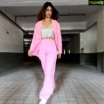 Aishwarya Sakhuja Instagram - WEARING A BOSS BABE SUIT MAKES ME FEEL LIKE ONE❤🙂 #aishwaryasakhuja #streetstyle #streetfashion #pink #bossbabe #suitup #actorslife #actor #anchor Outfit by @howwhenwearclothing 😘