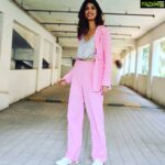 Aishwarya Sakhuja Instagram - WEARING A BOSS BABE SUIT MAKES ME FEEL LIKE ONE❤🙂 #aishwaryasakhuja #streetstyle #streetfashion #pink #bossbabe #suitup #actorslife #actor #anchor Outfit by @howwhenwearclothing 😘
