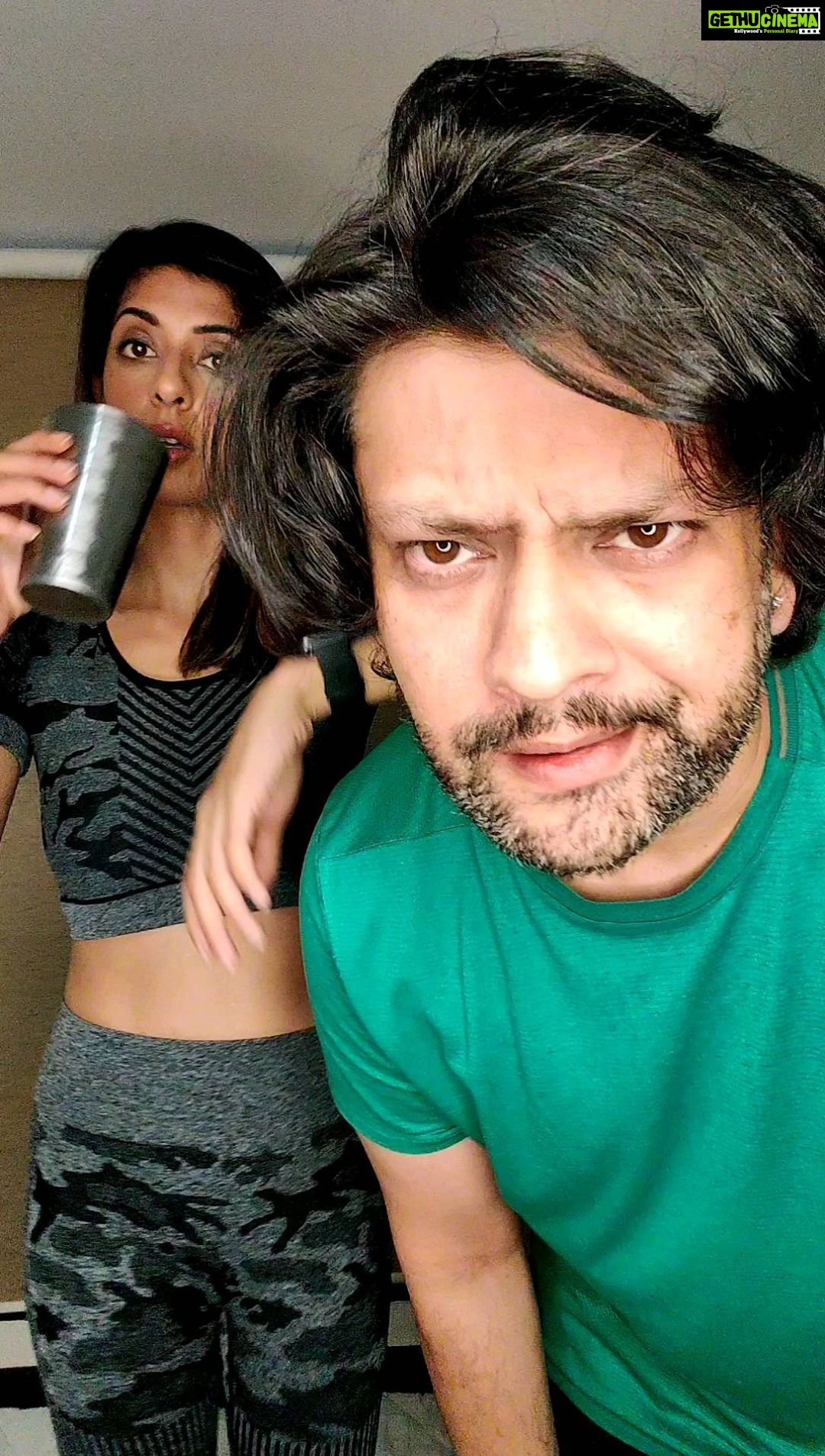 Aishwarya Sakhuja Instagram - 206 #instareels #instajokes #instagramcomedy #instacomic #reelsinstagram #reelsofindia#dadjokes #reelkarofeelkaro #idontgiveadamn #reelsvideo #reels #pj #badjokes #wordplay #roash #mondayjokes #husbandandwife #wife #wifelove #couples #couplereels #hatersfuckoff🖕 #mumbai #india #happynewyear