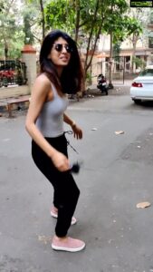 Aishwarya Sakhuja Instagram - Aishwarya ~ रोहित तुम मुझे तंग करने लगे हो 
Rohit ~ पता है 
#instareels #instajokes #instagramcomedy #instacomic #reelsinstagram #reelsofindia #reelkarofeelkaro #reelsvideo #reels #pj #badjokes #wordplay #roash #husbandandwife #wife #wifelove #shoes #couples #couplereels #hatersfuckoff🖕 #mumbai #india