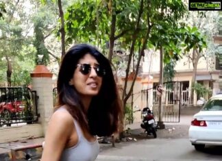 Aishwarya Sakhuja Instagram - Aishwarya ~ रोहित तुम मुझे तंग करने लगे हो Rohit ~ पता है #instareels #instajokes #instagramcomedy #instacomic #reelsinstagram #reelsofindia #reelkarofeelkaro #reelsvideo #reels #pj #badjokes #wordplay #roash #husbandandwife #wife #wifelove #shoes #couples #couplereels #hatersfuckoff🖕 #mumbai #india