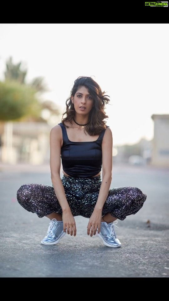Aishwarya Sakhuja Instagram - #Bts Make up and hair @nanki.mua Shot by @anoop.devaraj Managed by @chai_with_ahmad #reelsinstagram #reelsinsta #reeitfeelit #reelkarofeelkaro #reelsuae #mydubai #ashindubai #photoshoot #allblack #streetstyle