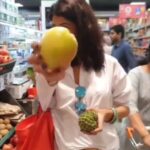 Aishwarya Sakhuja Instagram – Why are u cooking (क्यों पका रहा है) #reelsinstagram #reelsofindia #reelkarofeelkaro #reelsvideo #reels #reelitfeelit #instareels #instagramcomedy #instacomedy #pj #jokesofinstagram #imajoking #funny #funnyshopping #tummujhetangkarnelageho #roash