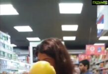 Aishwarya Sakhuja Instagram - Why are u cooking (क्यों पका रहा है) #reelsinstagram #reelsofindia #reelkarofeelkaro #reelsvideo #reels #reelitfeelit #instareels #instagramcomedy #instacomedy #pj #jokesofinstagram #imajoking #funny #funnyshopping #tummujhetangkarnelageho #roash