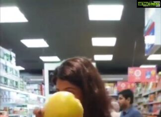 Aishwarya Sakhuja Instagram - Why are u cooking (क्यों पका रहा है) #reelsinstagram #reelsofindia #reelkarofeelkaro #reelsvideo #reels #reelitfeelit #instareels #instagramcomedy #instacomedy #pj #jokesofinstagram #imajoking #funny #funnyshopping #tummujhetangkarnelageho #roash