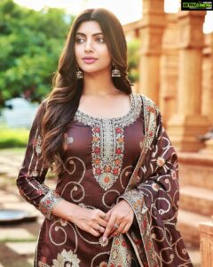 Akanksha Puri Instagram - Rocking my Ethnicity ❤️ . Make up @makeup_by_srinu Hair @salmasayyed47 Styled by @ishakhan_786 Lensed by @yadavparikshitphotography @photography_videography1 #photooftheday #picoftheday #indian #shoot #photoshoot #goodvibes #ootd #motivation #beauty #beautiful #smile #sunkissed #sun #instagood #instagram #instamood #instadaily #life #love #fitness #girl #bossbabe #tattoo #beingme #akankshapuri #💜