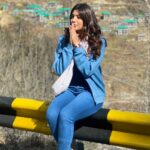 Akanksha Puri Instagram - Asli Maza manzil ka nahi , raaston ka hai ❤️ #reels #reelsinstagram #travelphotography #traveltheworld #himachalpradesh #trending #goodvibes #music #beingme #akankshapuri #❤️ Manali, Himachal Pradesh