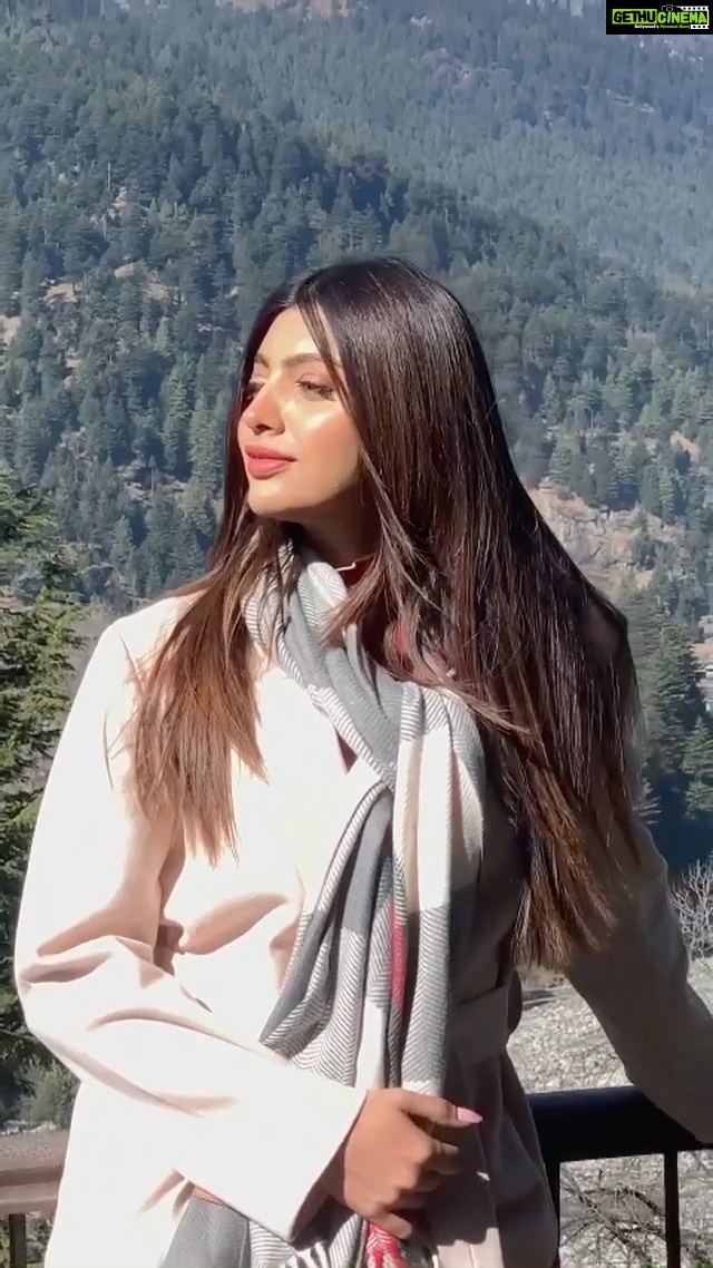Akanksha Puri Instagram - Being where I feel most Alive 😍 Mountains ❤️ . . Video creator @prabhmakeover Make up @prabhmakeover Hair @sanju_hairstylist #raatanlambiyan #reels #reelsinstagram ##reelitfeelit #travel #traveldiaries #mountains #manali #love #beauty #nature #winters #song #jubinnautiyal #happy #beingme #akankshapuri #❤️
