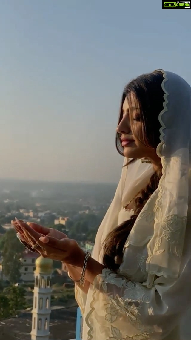 Akanksha Puri Instagram - Love has no boundaries ❤️ 🥰#tumpehumtohmarejarahehai #reels #reelsinstagram #reelitfeelit #video #song #trending #comingsoon #Goodvibes #beingme #akankshapuri #❤️ . . Video credit @hairfyvivek Mua @prabhmakeover Hair @hairfyvivek Styled by @kavyyyy_ Outfit @labeljapjiarora Jewellery @bloom_blossom111