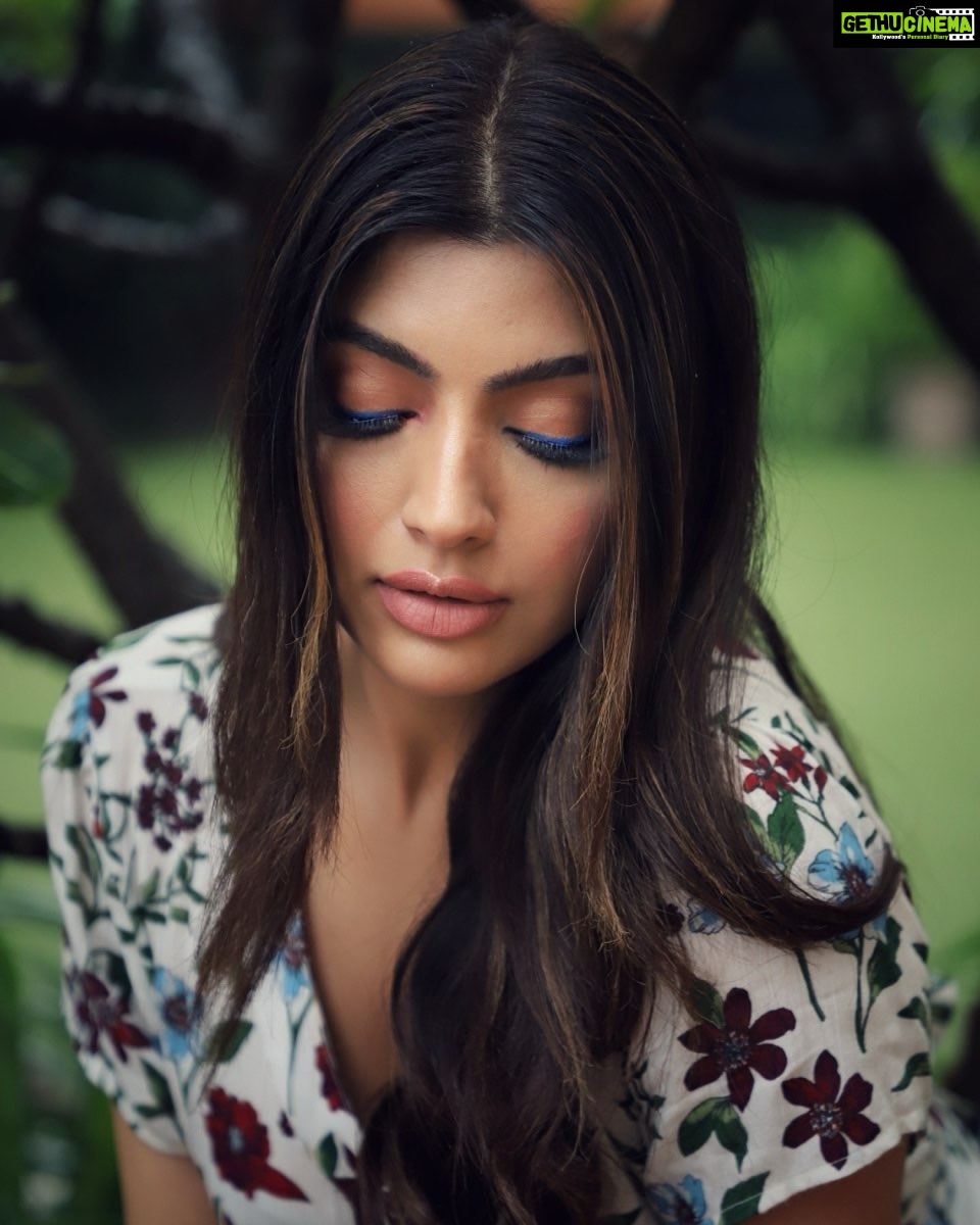 Akanksha Puri Instagram - Vibe 💫 . . #festival #diwali #morning #goodvibes #mondayblues #photooftheday #picoftheday #shoot #collaboration #love #life #photography #instagram #ınstagood #me #happy #girl #beingme #akankshapuri #❤️ Lensed by @aashkapatelphotographyy Location @courtyardmumbai Mua - @riyamishra_makeupartist Hairstylist - @makeoversbydhruvidoshi