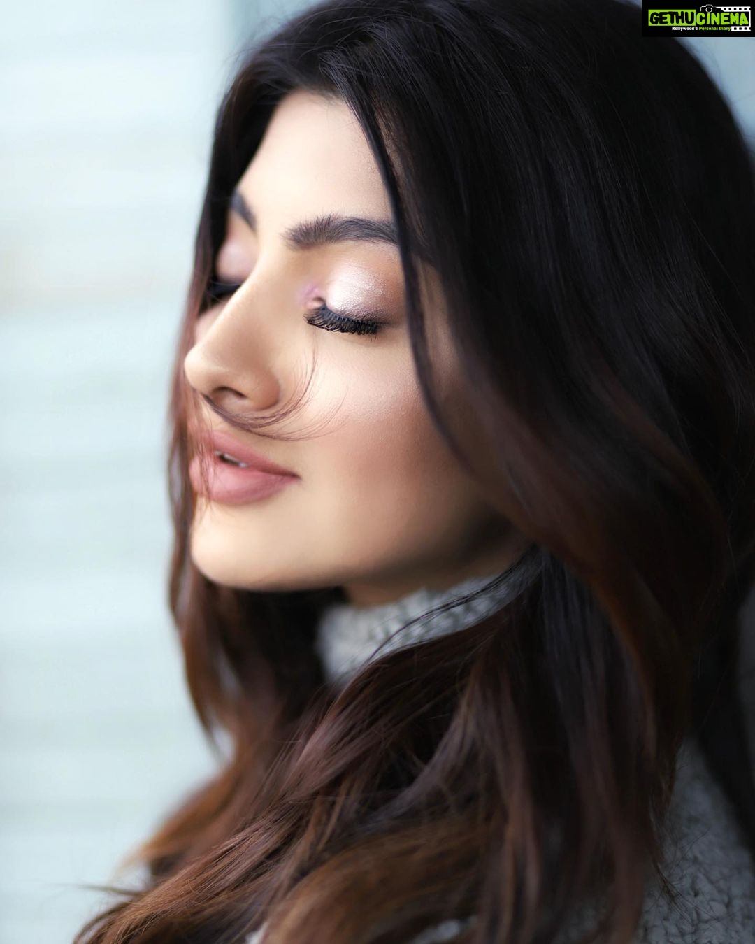 Akanksha Puri Instagram - I feel something marvellous in the air β€οΈ . #shoot #photoshoot #photography #me #bosslady #sassy #makeup #hair #goodvibes #strong #picoftheday #photooftheday #instadaily #fashion #photo #instagood #mood #livelife #lifestyle #fun #smile #style #beautiful #fitness #tattoo #girl #beingme #akankshapuri #β€οΈ Beautifully captured by πΈ @aashkapatelphotographyy Mua π @nishachandnanii Hair πββοΈ @anjalichaudhary9876