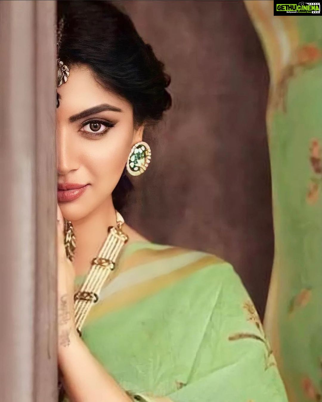 Akanksha Puri Instagram - A lover’s EYE will gaze an eagle blind ❤️ . . #monday #goodmorning #morning #instagood #goodvibes #eyes #love #beauty #instagood #picoftheday #photooftheday #fun #smile #happy #girl #tattoo #fitness #instalike #fashion #style #makeup #hair #lifestyle #beingme #akankshapuri #❤️