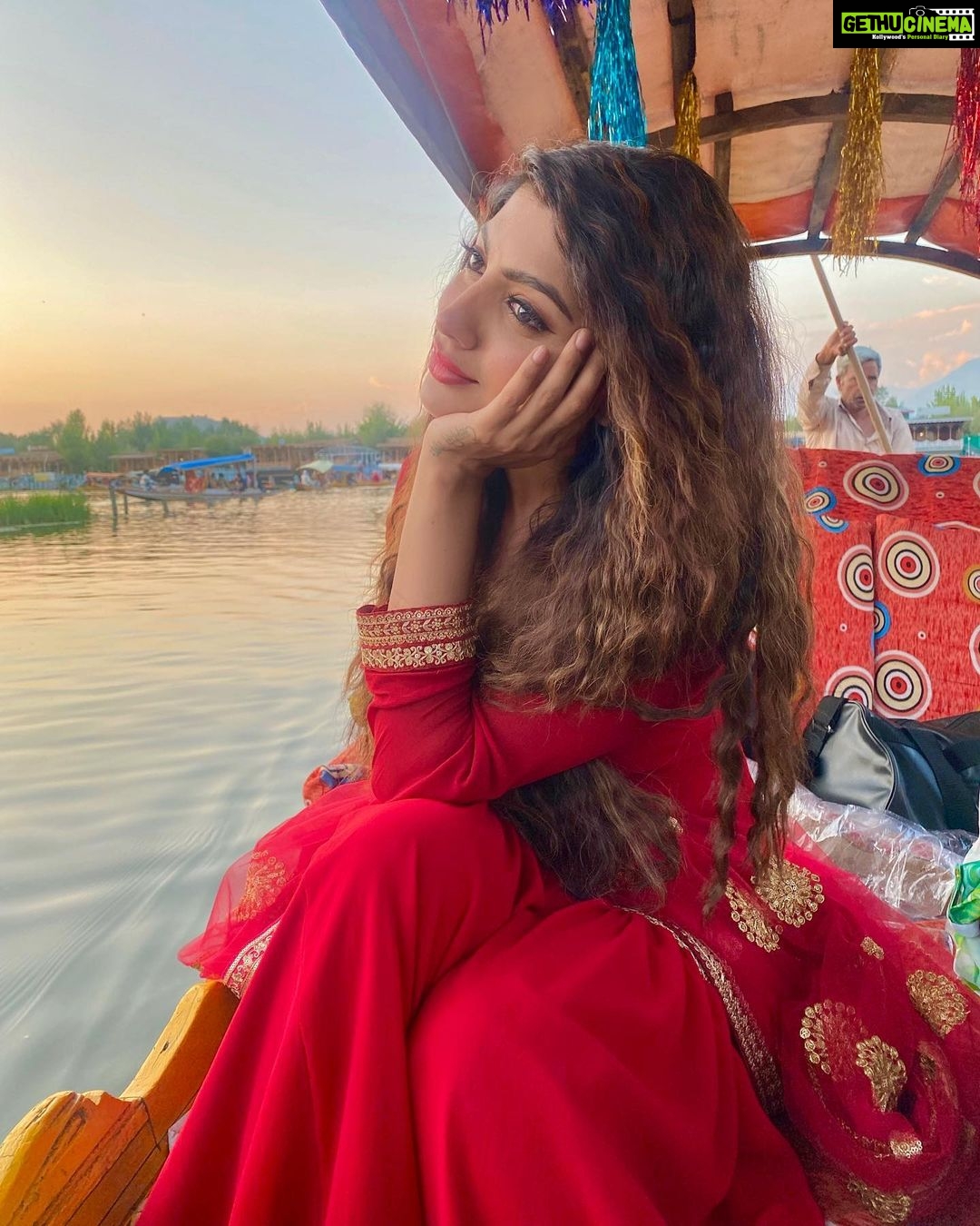 Akanksha Puri Instagram - I am getting lost in my thoughts and you are in  all of them ❤️ #merewarga Srinagar, Jammu and Kashmir - Gethu Cinema