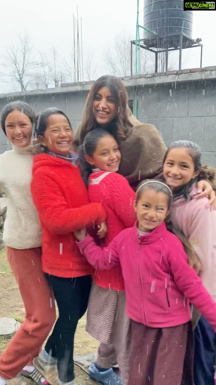 Akanksha Puri Instagram - My soul gets healed when I see them smiling ❤️ . . #reels #reelsinstagram #reelsofinstagram #instareels #kastomazza #reelitfeelit #himachal #manali #travel #smile #love #children #childhood #childhoodmemories #happy #goodvibes #traveldiaries #instagram #music #song #trending #beingme #akankshapuri #❤️ Manali, Himachal Pradesh
