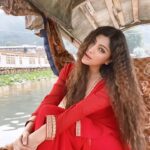 Akanksha Puri Instagram - That’s my take on “Mere Warga “ from Kashmir ❤️ What’s yours ??????? #reels #reelitfeelit #instagood #trending #song #video #merewarga #akankshapuri #❤️ Singer/ Lyrics/ Composer- @kaka._.ji Music- @sukhemuziicaldoctorz Director- @satnam.36 Film by- @studios.scope Record label- @timesmusichub Project managed & presented by- @scope.entertainment Digital promotions- @being.digitall Casting @iam_obedafridi .