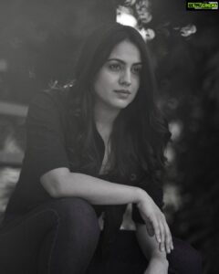 Aksha Pardasany Instagram - A little color
A little Black and White 
❤️

📸 @siddhalbe
