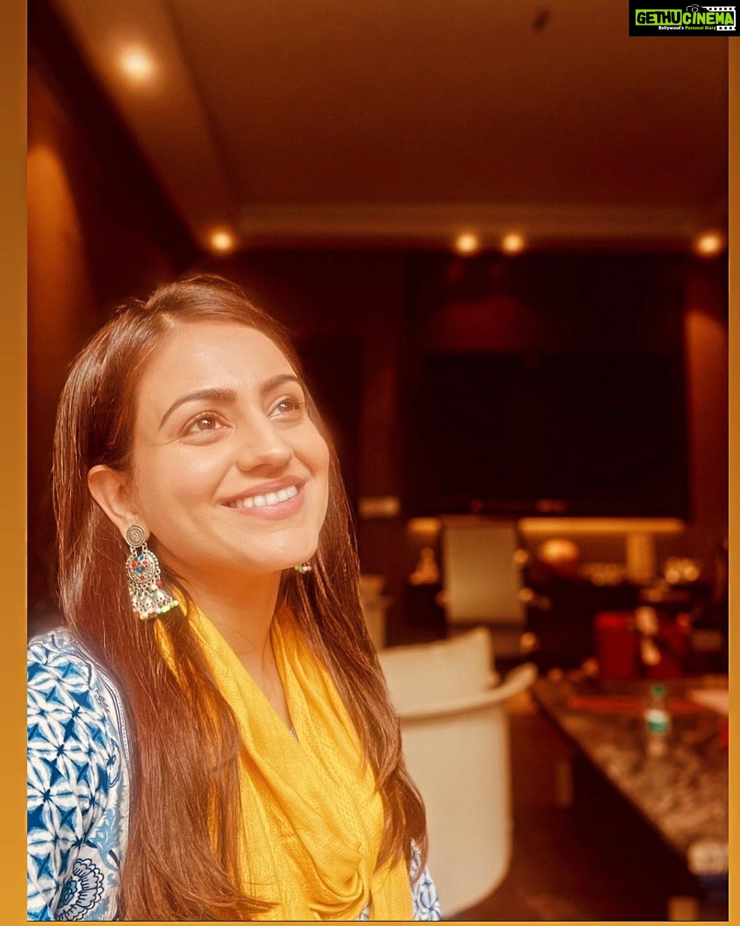 Aksha Pardasany Instagram - Sitting by the window, taking the Golden Lights ❤️