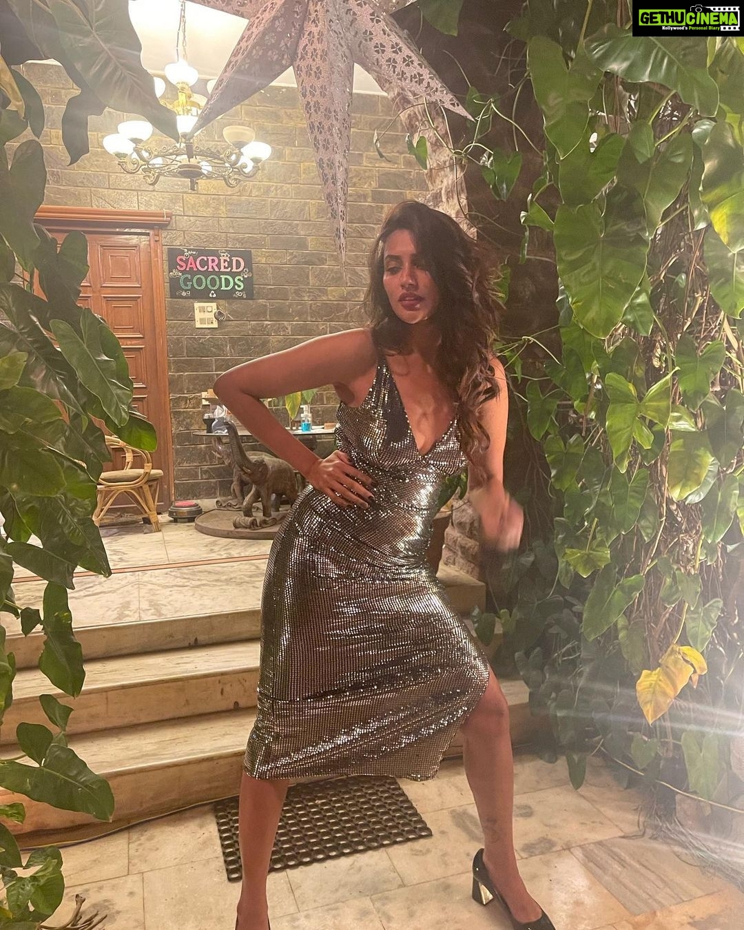 Akshara Gowda Instagram - As the year end .. all I tell u guys is to .. “ Invest on skin care, spa days , facials , be mindful of your diet and avoid consuming inflammatory and processed foods, wear you SPF religiously , never sleep with your makeup on, make sure you rest 7 to 8 hrs daily, exercise, meditate/pray and become in-tune with your spirituality , drink plenty of lemon water daily ,drink smoothies, take magnesium and supplement with different vitamins depending on the season of the year, avoid alcohol if possible (post your new year party) . Take care and exalt your body and it will take care of you in the long run, don’t abuse it , cherish it !!! ❣️🥰🌟💫🎉 Styled by my darling @_anita_priya Also clicked by her Aaromalé