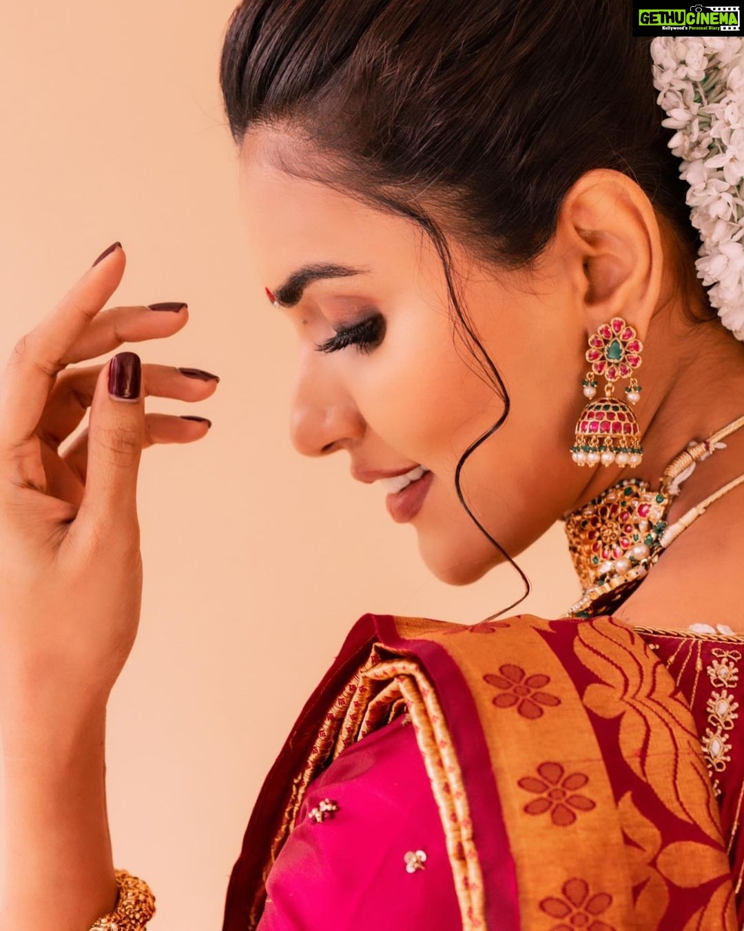 Akshara Gowda Instagram - Photo dump ❤️🔥🥰🌸 Styling and shoot direction by my love @_anita_priya Photography @puchi.photography Makeup and hair by @makeupbykrishnaveni Blouse @nikh_shis (by KARTHIKA) Jewellary @ditijewels ( choker , neck piece , earrings) @the_jewel_gallery ( bangles) #aksharagowda #stylishtamizhachi #stylishtamilachi #styledbyanitapriya #aksharagowdabikki