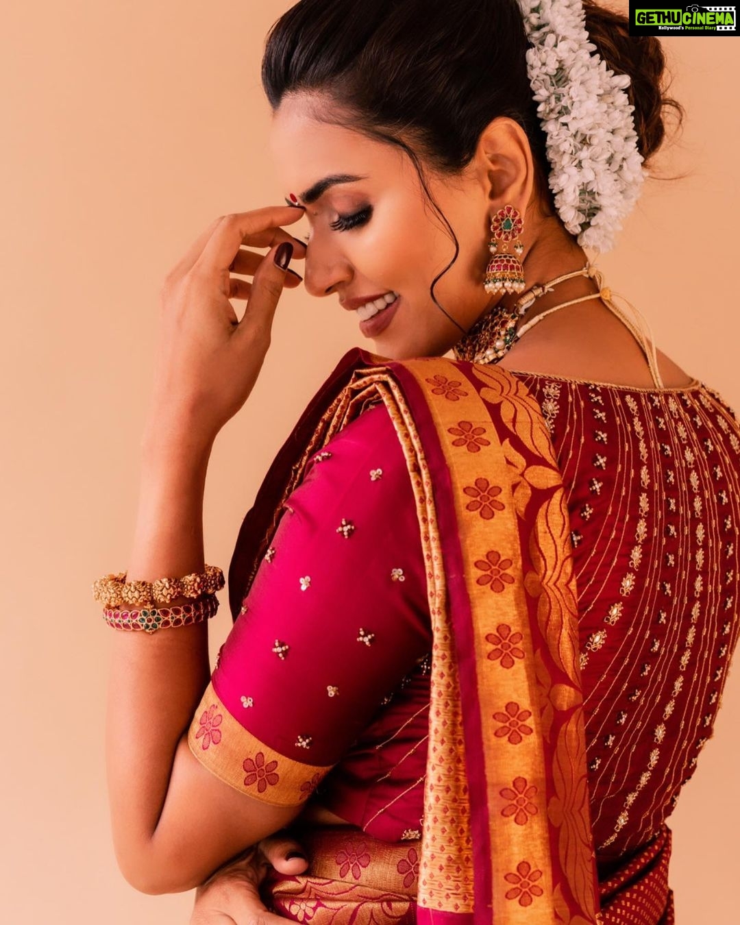 Akshara Gowda Instagram - Photo dump ❤️🔥🥰🌸 Styling and shoot direction by my love @_anita_priya Photography @puchi.photography Makeup and hair by @makeupbykrishnaveni Blouse @nikh_shis (by KARTHIKA) Jewellary @ditijewels ( choker , neck piece , earrings) @the_jewel_gallery ( bangles) #aksharagowda #stylishtamizhachi #stylishtamilachi #styledbyanitapriya #aksharagowdabikki