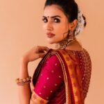 Akshara Gowda Instagram - ✨ ♥️ Styling and shoot direction by my love @_anita_priya Photography @puchi.photography Makeup and hair by @makeupbykrishnaveni Blouse @nikh_shis (by KARTHIKA) Jewellary @ditijewels ( choker , neck piece , earrings) @the_jewel_gallery ( bangles) #aksharagowda #stylishtamizhachi #stylishtamilachi #styledbyanitapriya #aksharagowdabikki
