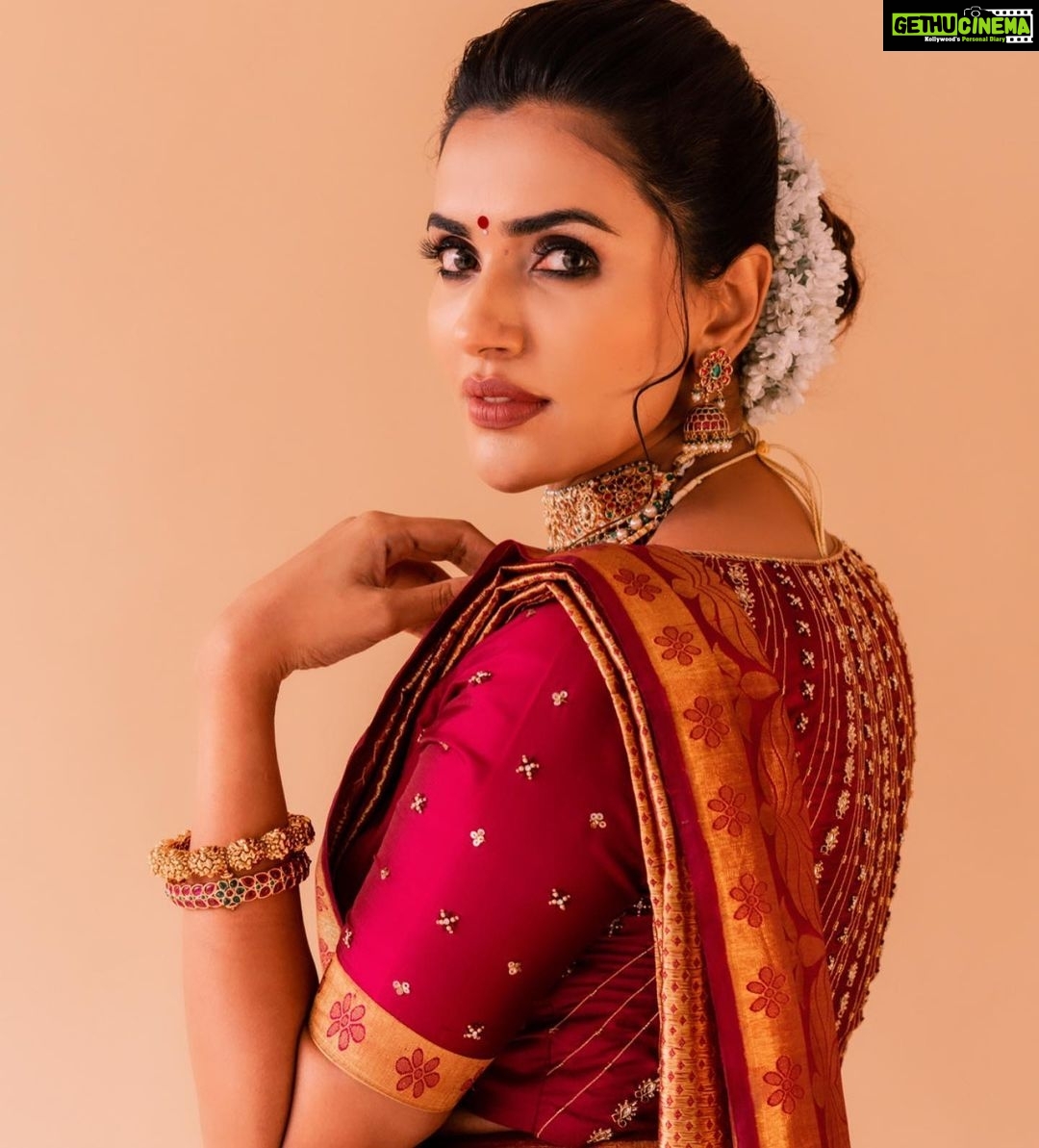 Akshara Gowda Instagram - ✨ ♥️ Styling and shoot direction by my love @_anita_priya Photography @puchi.photography Makeup and hair by @makeupbykrishnaveni Blouse @nikh_shis (by KARTHIKA) Jewellary @ditijewels ( choker , neck piece , earrings) @the_jewel_gallery ( bangles) #aksharagowda #stylishtamizhachi #stylishtamilachi #styledbyanitapriya #aksharagowdabikki