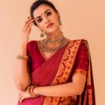 Akshara Gowda Instagram - ✨ ♥️ Styling and shoot direction by my love @_anita_priya Photography @puchi.photography Makeup and hair by @makeupbykrishnaveni Blouse @nikh_shis (by KARTHIKA) Jewellary @ditijewels ( choker , neck piece , earrings) @the_jewel_gallery ( bangles) #aksharagowda #stylishtamizhachi #stylishtamilachi #styledbyanitapriya #aksharagowdabikki