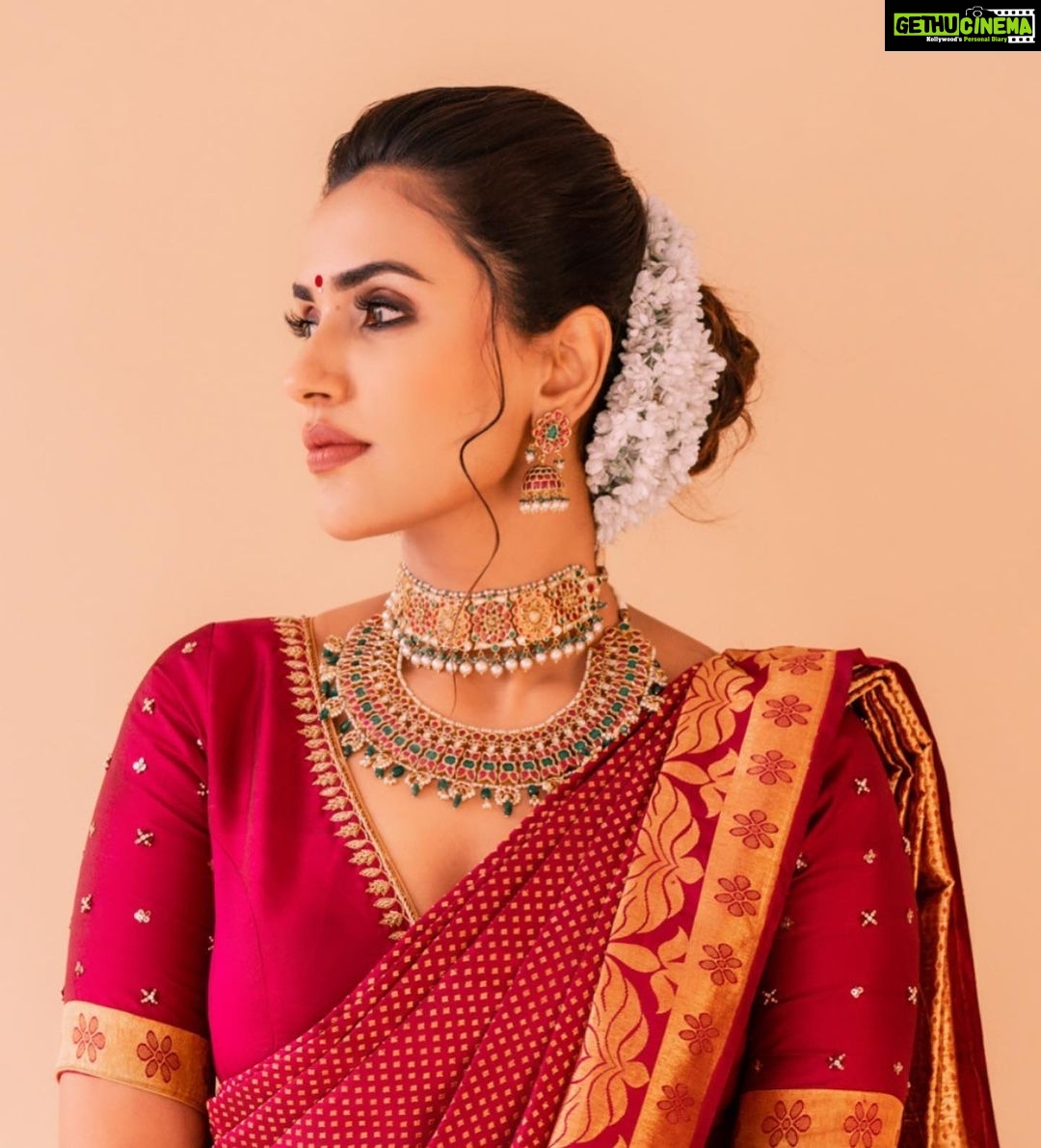 Akshara Gowda Instagram - ✨ ♥️ Styling and shoot direction by my love @_anita_priya Photography @puchi.photography Makeup and hair by @makeupbykrishnaveni Blouse @nikh_shis (by KARTHIKA) Jewellary @ditijewels ( choker , neck piece , earrings) @the_jewel_gallery ( bangles) #aksharagowda #stylishtamizhachi #stylishtamilachi #styledbyanitapriya #aksharagowdabikki
