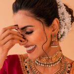 Akshara Gowda Instagram - Let’s just find reasons to dress up 🌸♥️❤️ Styling and shoot direction by my love @_anita_priya Photography by @puchi.photography Makeup and hair by @makeupbykrishnaveni Blouse @nikh_shis (by KARTHIKA) Jewellary @ditijewels ( choker , neck piece , earrings) @the_jewel_gallery ( bangles) #aksharagowda #stylishtamizhachi #stylishtamilachi #styledbyanitapriya #aksharagowdabikki