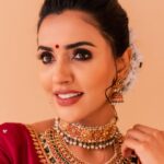 Akshara Gowda Instagram – Let’s just find reasons to dress up 🌸♥️❤️

Styling and shoot direction by my love @_anita_priya 

Photography by @puchi.photography 

Makeup and hair by @makeupbykrishnaveni 

Blouse @nikh_shis (by KARTHIKA)

Jewellary @ditijewels ( choker , neck piece , earrings) 

@the_jewel_gallery ( bangles) 

#aksharagowda #stylishtamizhachi #stylishtamilachi #styledbyanitapriya #aksharagowdabikki