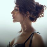 Akshara Gowda Instagram – JAWLINE stronger than your wi-fi signal and you must be having broadband 🤣

PC : @prachuprashanth 

Makeup : @makeupartistrybykavithasekar 
Hair : @chellysmakeupandhair 

Styled by @prajanyaanand 
Assisted by @gayathri_ragunath 

Location courtesy @somersetchennai 

#aksharagowda #stylishtamilachi #stylishtamizhachi Somerset Greenways Chennai