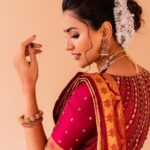 Akshara Gowda Instagram - Photo dump ❤️🔥🥰🌸 Styling and shoot direction by my love @_anita_priya Photography @puchi.photography Makeup and hair by @makeupbykrishnaveni Blouse @nikh_shis (by KARTHIKA) Jewellary @ditijewels ( choker , neck piece , earrings) @the_jewel_gallery ( bangles) #aksharagowda #stylishtamizhachi #stylishtamilachi #styledbyanitapriya #aksharagowdabikki