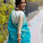 Akshara Gowda Instagram - நீல வானம் மாய்ந்த போது நீ இருப்பாயே தேவகானம் தூய மொளனம் நீ கொடுப்பாயே பொல்லாத போர்களில் உன் வியர்வையாக பூத்திருப்பேனே நில்லாத ஓடையாய் உன்கைப்பிடித்து ஓடுகின்றேனே...❤️💙 Photography: @shareefnandyala Styling : @_anita_priya @studiolluxe wearing @sagarasarees Makeup & Hair : @pranathibandi Location courtesy: @studiolluxe #aksharagowda #stylishtamilachi #stylishtamizhachi