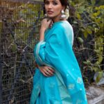 Akshara Gowda Instagram – நீல வானம்
மாய்ந்த போது
நீ இருப்பாயே

தேவகானம் தூய
மொளனம் நீ
கொடுப்பாயே

பொல்லாத போர்களில்
உன் வியர்வையாக
பூத்திருப்பேனே
நில்லாத ஓடையாய்
உன்கைப்பிடித்து
ஓடுகின்றேனே… ❤️💙

Photography: @shareefnandyala 

Styling : @_anita_priya @studiolluxe wearing @sagarasarees

Makeup & Hair : @pranathibandi 

Location courtesy: @studiolluxe 

#aksharagowda #stylishtamilachi #stylishtamizhachi