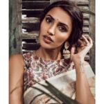 Akshara Gowda Instagram – Happy GOWRI and GANESHA CHATURTHI #GaneshaChaturthi #GowriGaneshaFestival #Ganeshotsav2020 

Photography: @sumanthkumarphotography 

Styling : @prajanyaanand / @gayathri_ragunath / @chaviibhartia 

Makeup & Hair : @sachindakoji & team 

Location courtesy: @orkacafeindia 

#aksharagowda #stylishtamilachi #stylishtamizhachi Orka Cafe Hyderabad