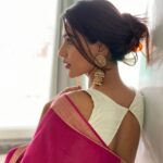 Akshara Gowda Instagram - Neeyum Naanum Sernthey Sellum Nerame. Neelam Kooda Vaanil Illai, Engum Vellai Megame. Poga Poga Aeno Neelum Dhoorame. Maegam Vanthu Pogum Pokkil, Thooral Konjam Thoorumae.. En Atcham Aasai Ellamae Thalli Pogattum Enthan Inbam Thunbam Ellaamae Unnai Saerattum Oh Naan Pagal Irava, Nee Kathir Nilavu En Veyil Mazhaiyil, Un Kudai Azhagi 😘❤️🎶🎵 PC : @aakash_bikki #aksharagowda #stylishtamizhachi #stylishtamilachi