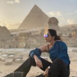 Akshara Gowda Instagram – CLEOPATRA 💙 
#aksharagowda #stylishtamizhachi #stylishtamilachi #cleopatra #wanderlust #traveldiaries #egypt #pyramids Great Sphinx of Giza