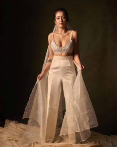 Akshara Haasan Instagram - What an awesome shoot I had with you guys. Thank you so much for these lovely pictures.

Designer :- @ashwin.thiyagarajan
Photographer:- @vinothdk
Makeup:- @abhiramisivakumar
Hair :- @hair_by_naemat