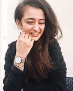 Akshara Haasan Instagram - Accessories can certainly make a dull day better! Here I am wearing @danielwellington latest watch and accessory from their Evergold collection. You too can purchase this watch and accessory and get a 15% off with my code ‘AKSHARA’
#danielwellington