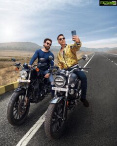Akshay Kumar Instagram - Found myself the perfect #Selfiee partner! Hey @karanjohar, have we slayed this selfie game or what?😉
@therealemraan