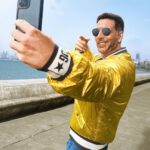 Akshay Kumar Instagram – Kick-starting my day with a #Selfiee!✨
Because why not?😉
