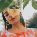 Alia Bhatt Instagram – hangies with the sun & this flower 🌼🤙
